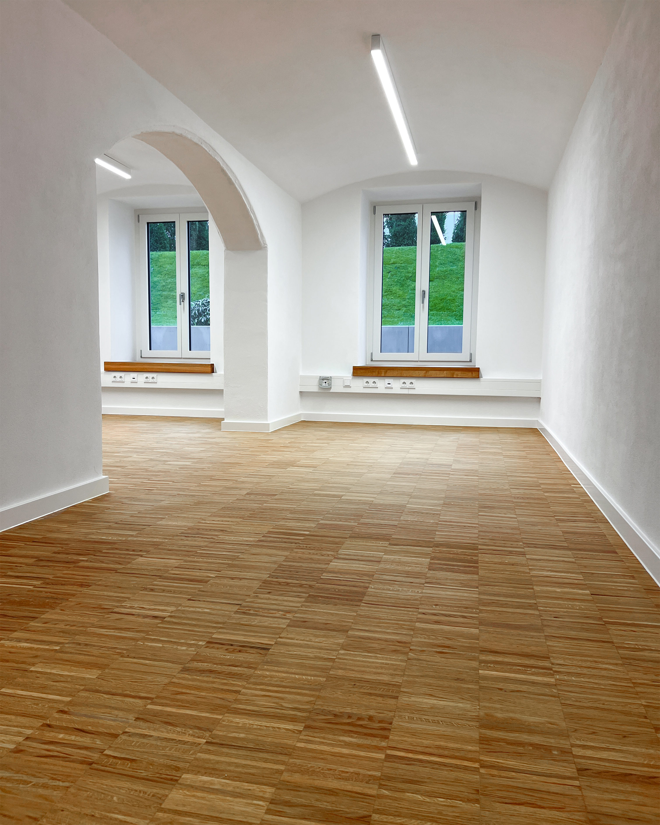 Büroraum mit Rundbogen und Blick ins Grüne