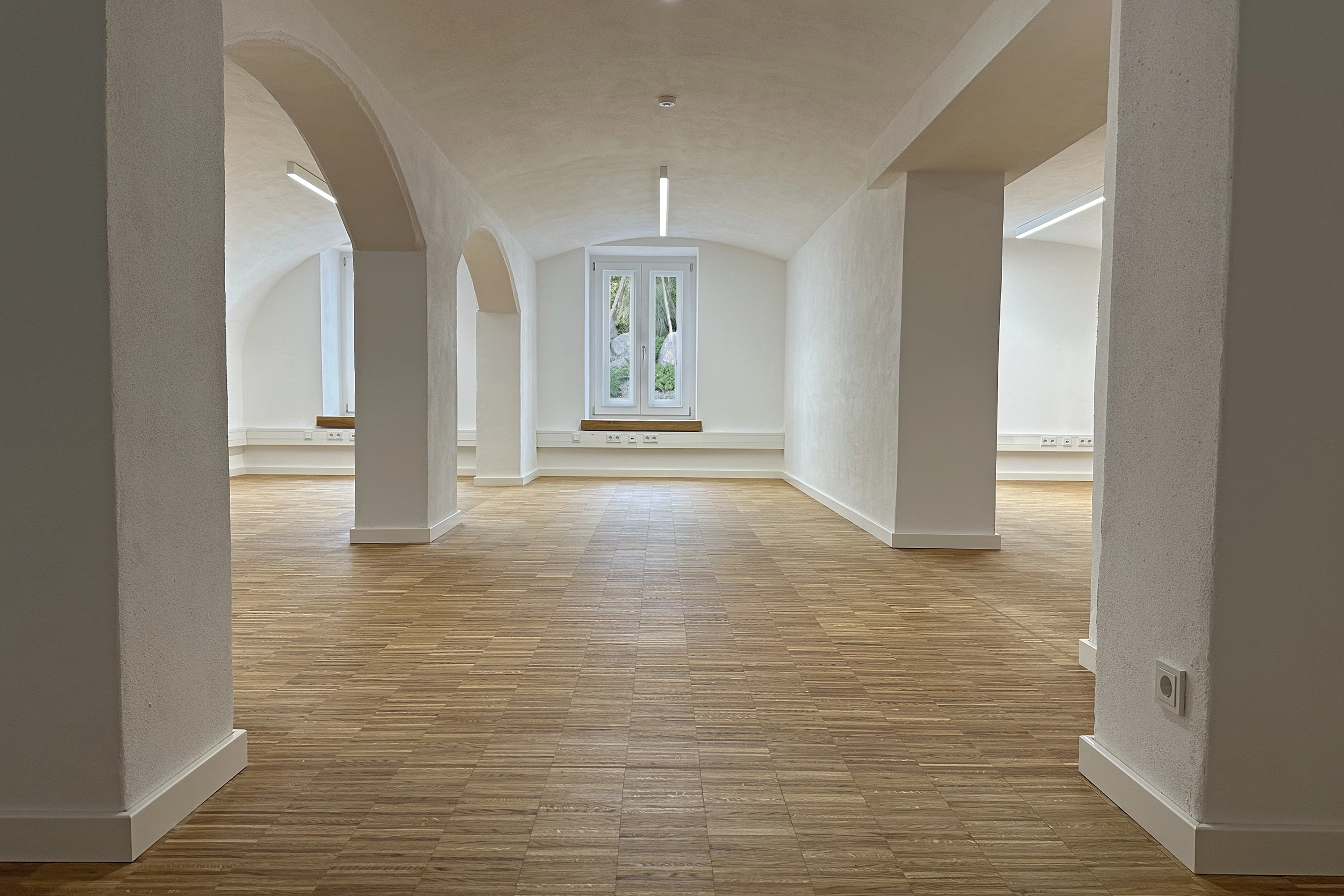 Fenster mit Blick in den Privatgarten