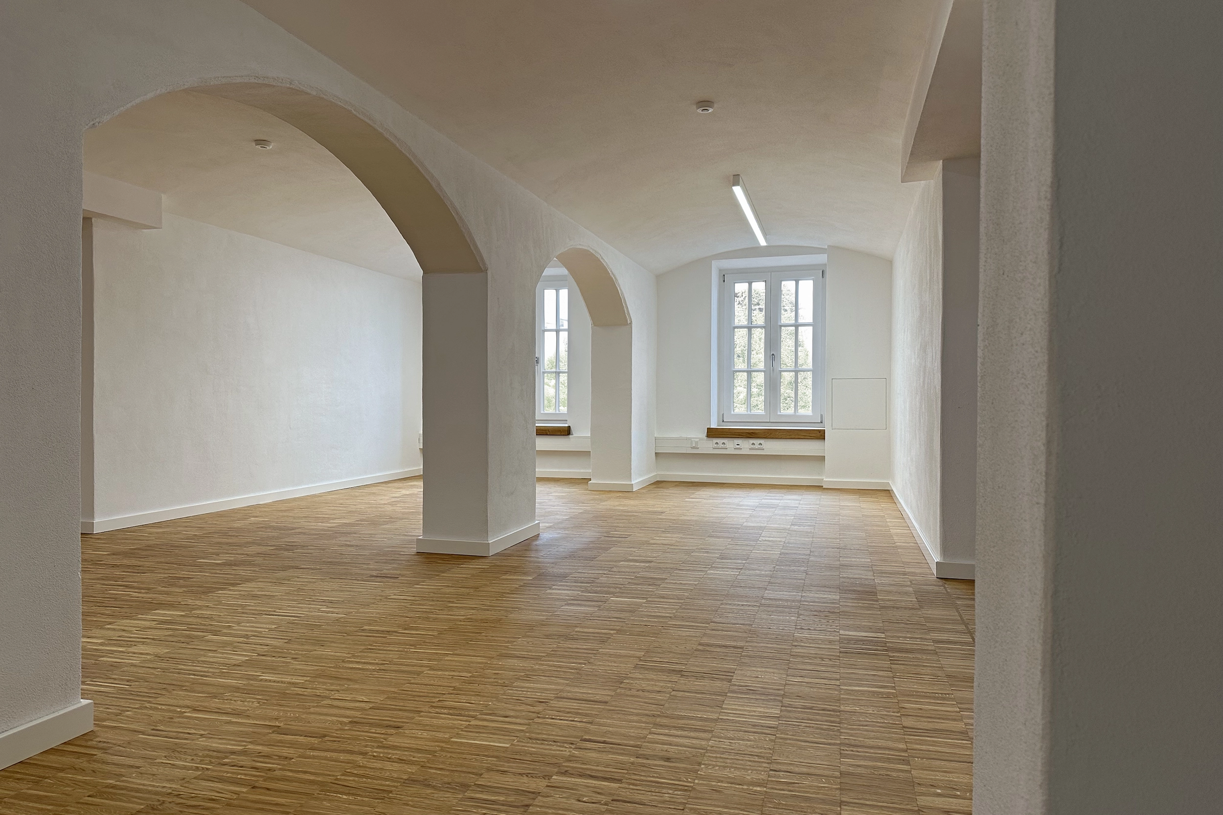Büroraum mit Sprossenfenstern